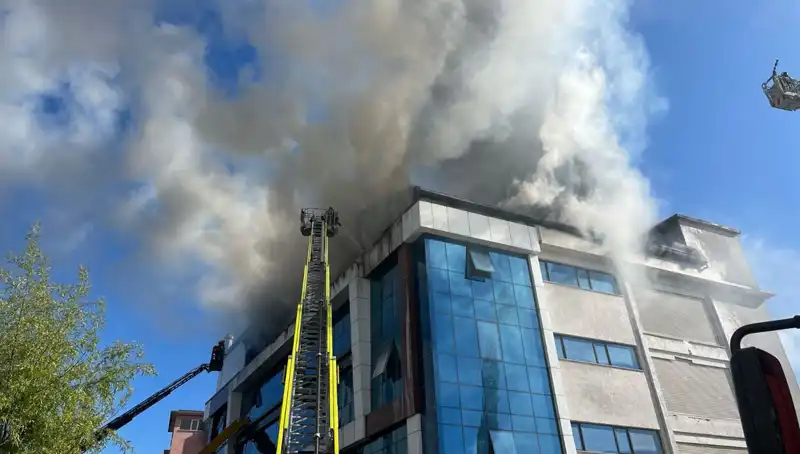 Esenyurt'ta Tekstil Atölyesinde Çıkan Yangın, Büyük Panik Yarattı