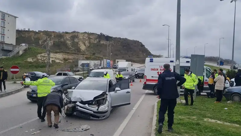 Sinop'ta Feci Kaza: Otomobiller Çarpıştı, Yaralılar Hastaneye Kaldırıldı