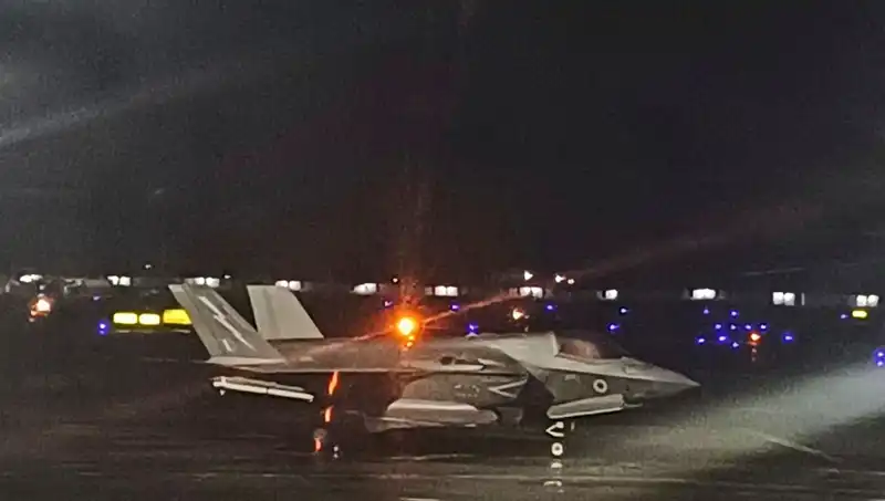 Hindistan'da Mahsur Kalan İngiliz Savaş Uçağı Beş Haftalık Bekleyişin Ardından Uçuşa Geçti