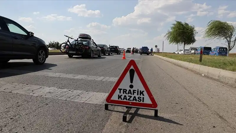 Adana'da Kamyon ile Otomobil Çarpıştı: Can Kaybı ve Yaralılar Var