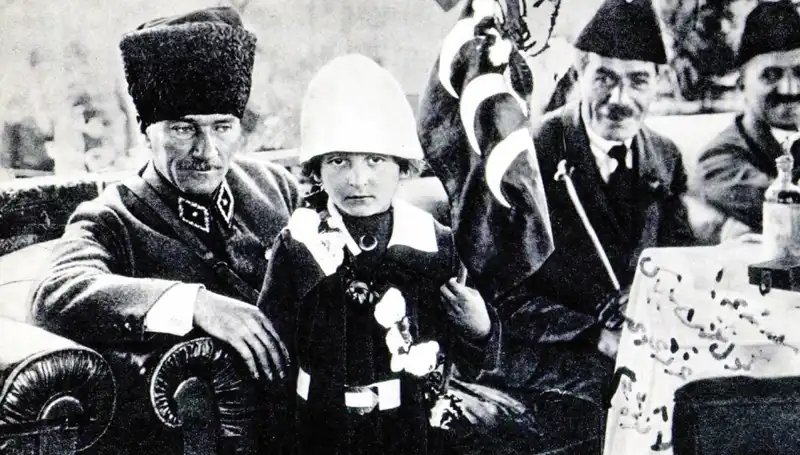 Unutulmaz Bir Fotoğrafın Hikayesi: O Şapkanın Altındaki Bayram İnanılmazdı
