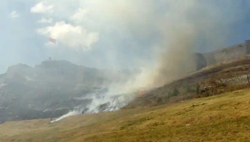 Kars Kalesi'nde Korkutan Anız Yangını: Doğanın Destanı Tehlikede