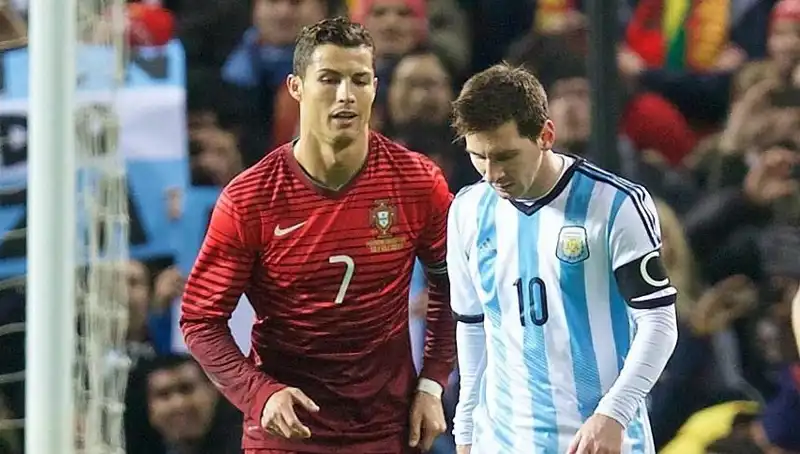 Ronaldo, Messi'yi Geride Bıraktı: Futbol Dünya Şokta!