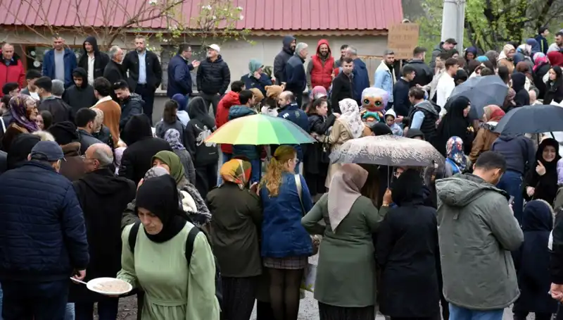 Yüzyıllık Gelenek Yeniden Canlandı: 12 Bin Kişi Bayramlaşmak İçin Bir Araya Geldi