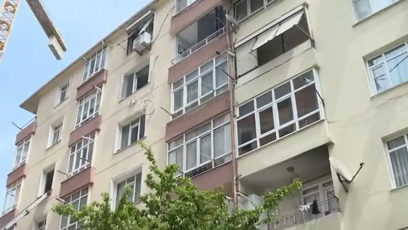 İstanbul'da 96 Dairelik Sitede Kolon Patladı: Tahliye Süreci Başladı