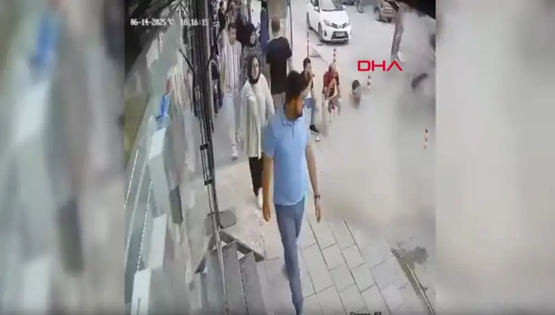 TIR Pastiği Patladı, Vatandaşlar Şaşkınlık İçinde Yerlerinden Zıpladı