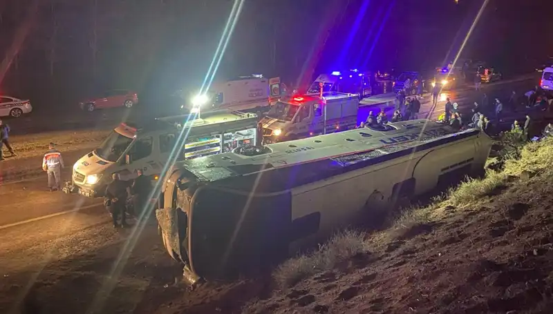 İşçi Servisi Şarampole Devrildi: 23 Yaralı, Kaza Detayları Ortaya Çıktı