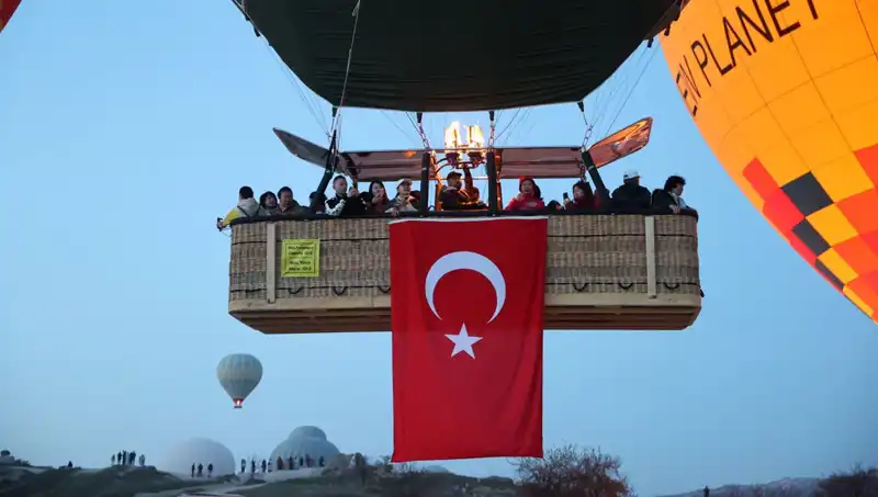 Kapadokya'nın Gökyüzünde Bayrak Rüzgarı: 23 Nisan Coşkusu