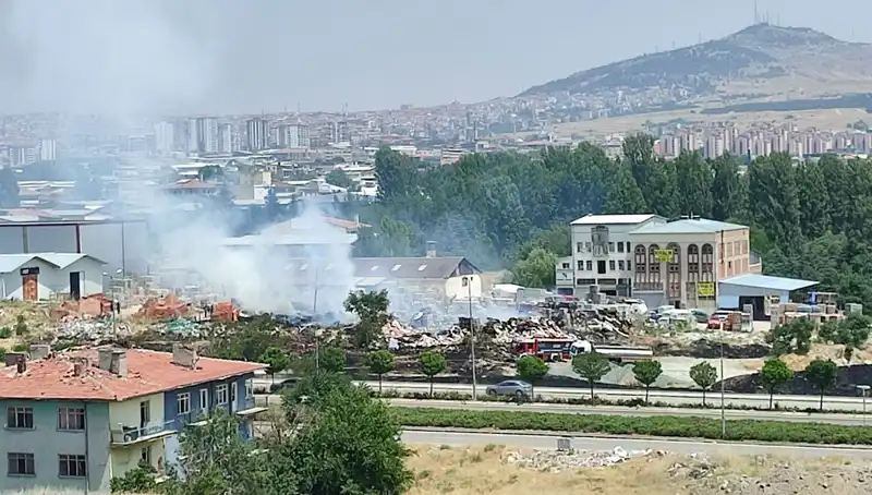 Otluk Alanda Başlayan Yangın, Depoyu Kül Etti: Ekipler Seferber Oldu