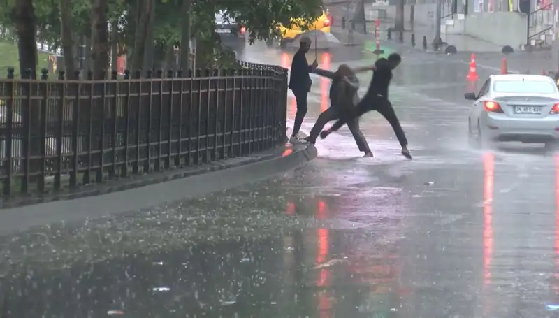 İstanbul ve İzmir İçin Meteorolojiden Acil Uyarı: Turuncu Kodlu Alarm Geldi!