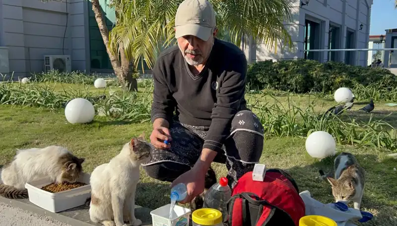 59 Yaşındaki Adamın Günde 8 Kilometre Yürüyüşü: Merhamet ve Fedakarlık Dolu Bir Hikaye
