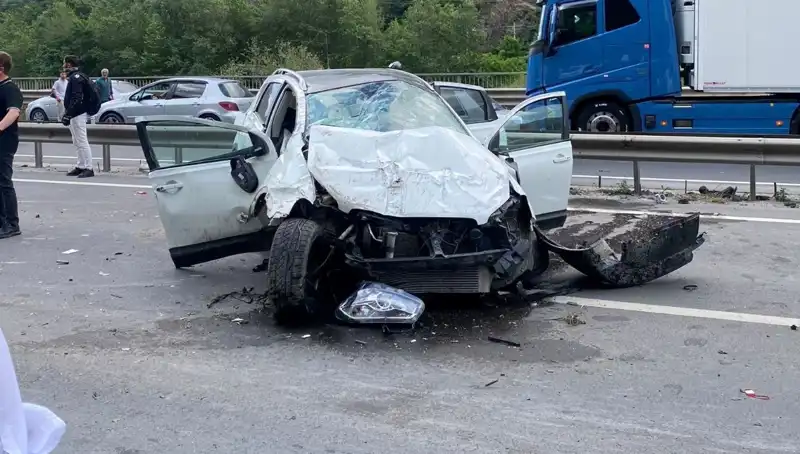 Beton Kanala Çarparak Bariyerlere İki Araçla Çarpışma: 3 Yaralı