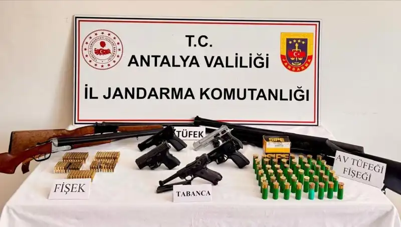 Antalya'da Ruhsatsız Silah Operasyonu: Polis Sıkı Önlemler Aldı