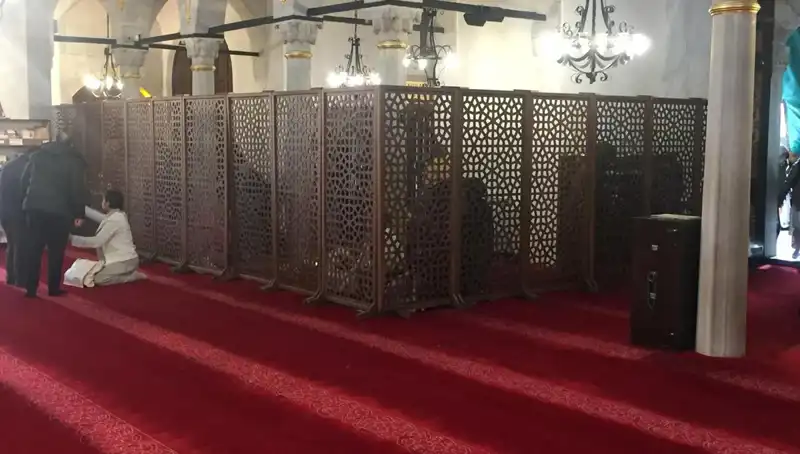 Kadın ve Erkeklerin Yan Yana Teravih Namazı Kılması Tartışmalara Neden Oldu