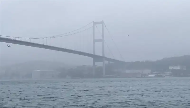 İstanbul Boğazı'nda Sis Nedeniyle Gemi Trafiği Durduruldu