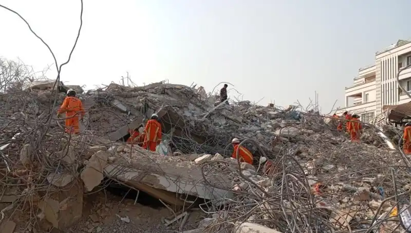 Türk Arama Kurtarma Ekipleri Myanmar'da: 5 Gün Sonra Umut Veren Haber!