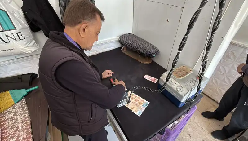 47 Yıllık Terzi Ahmet’in İlginç Parasal Ritüeli: Ütüleyerek İyilik Yapıyor!