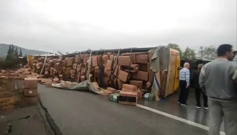 TEM Otoyolu’nda Feci Kaza: Devrilen TIR Trafiği Felç Etti
