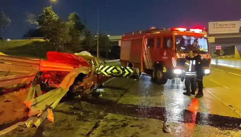 Bariyer Otomobile Saplandı: Sürücü Ağır Yaralı ve Hastanede Tedavi Altında