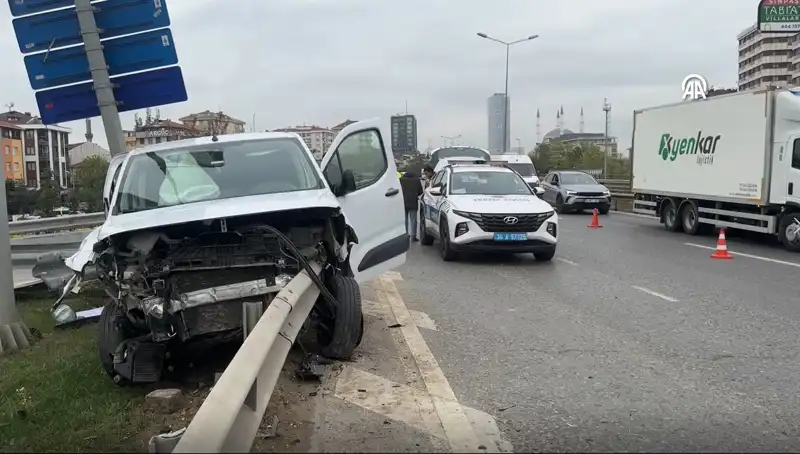 Otoyolda Feci Kaza: Araç Bariyere Ok Gibi Saplandı!