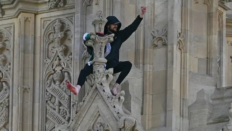Londra'da Şok Proje: Filistin Bayrağıyla Big Ben Kulesine Tırmanış