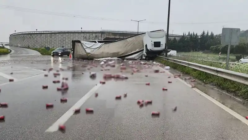 TIR Devrildi, İçkiler Yola Saçıldı: Kaza Alevlendirdi