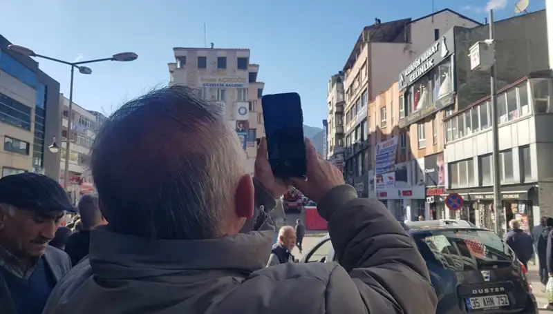 Çatıya Çıkan Adama Dikkat! İzleyiciler Arasında Kıyasıya Yarış