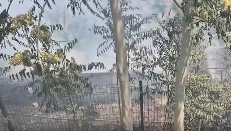 Sultangazi'de Otluk Alanda Çıkan Yangın, Gecekonduyu Tehdit Etti