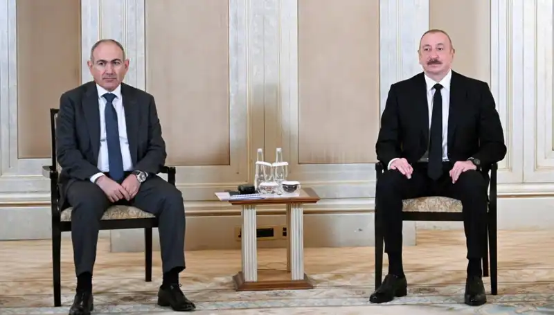 Aliyev ve Paşinyan Abu Dabi'de Barış Sürecini Görüşüyor