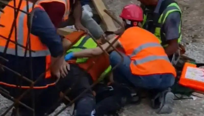 Adana'da İnşaat Kazası: İki İşçi Yaralandı, Acil Yardım Harekete Geçti!