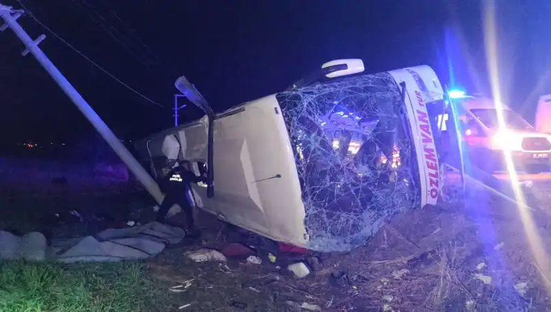 Van'da Yolcu Otobüsü Devrildi: Feci Kaza 28 Yaralıyla Sonuçlandı
