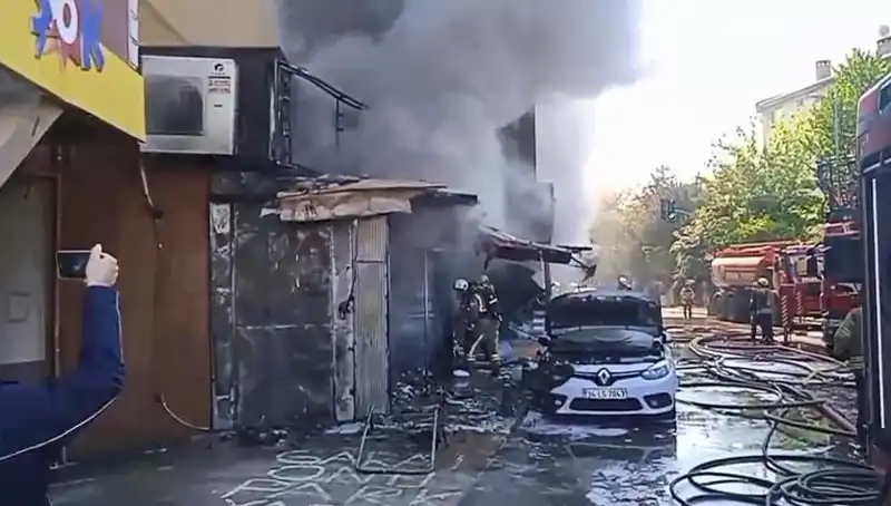 Ümraniye'de Hediyelik Eşya Dükkanında Tüyler Ürpertici Yangın: Gözler Korkuyla Olay Yerinde!