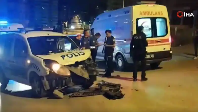 Ankara'da Gözüpek Sürücü, Hafif Ticari Araçla Polis Araçlarına Çarptı