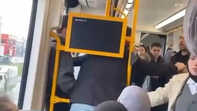 Metroda Tekme Tokat Kavga Sosyal Medyayı Salladı! Neler Yaşandı?