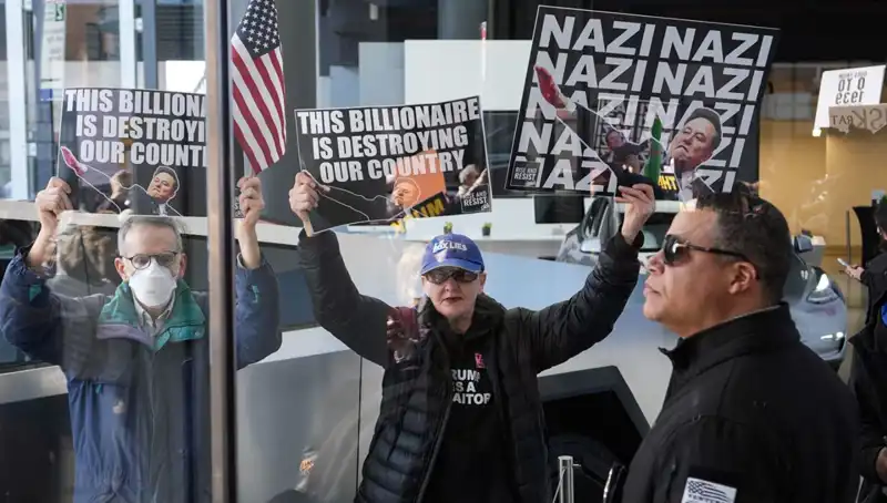 Elon Musk'a Yönelik Protesto: SpaceX ve Tesla Önünde Aksayan Sesler