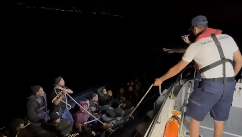 Çeşme'de Denizde Sürüklenen 42 Kaçak Göçmen İçin Dramatik Kurtarma Operasyonu