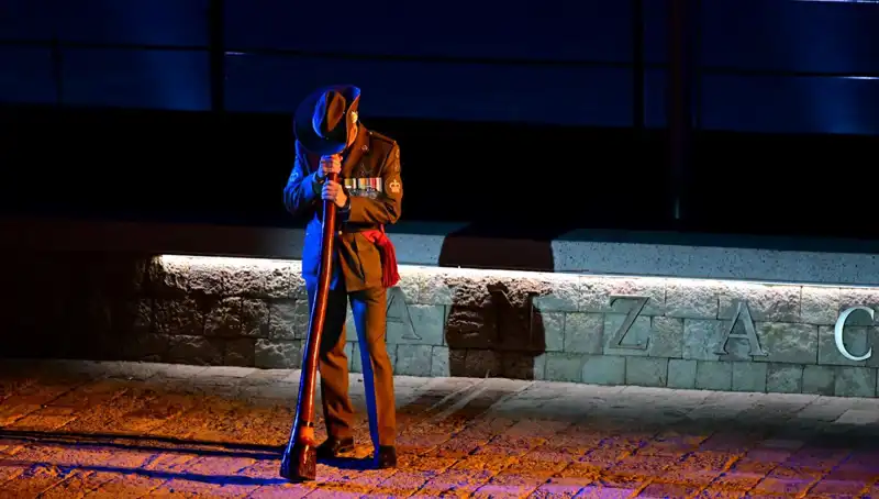 Anzak Koyu'nda Şafak Ayini: Tarih ve Anma Bir Araya Geldi