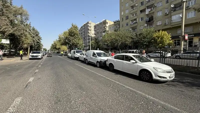 Diyarbakır'da Feci Kaza: 5 Araç Birbirine Girdi, Yaralılar Var