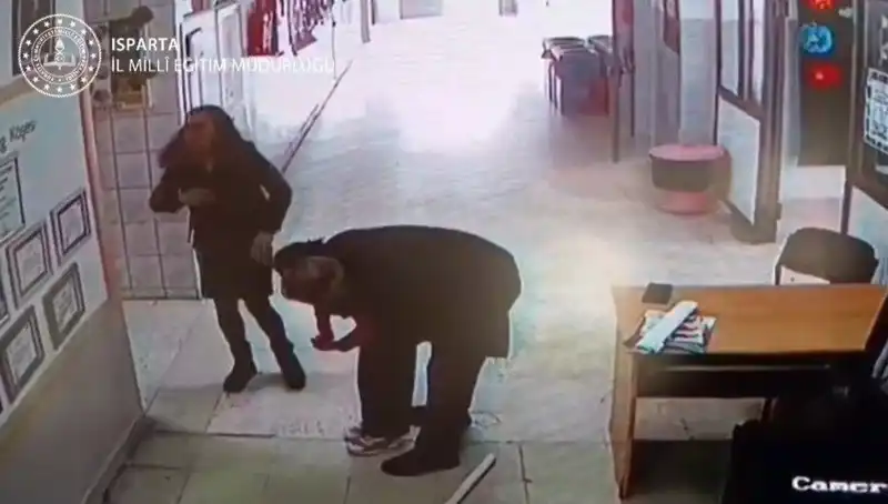 İlkokulda Öğretmen, Heimlich Manevrasıyla Öğrencisini Hayata Döndürdü