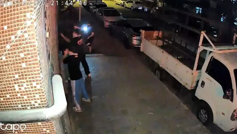 Etek Giydirilen Gençler: "Abinin Selamı Var" Diyerek Darp Edildi