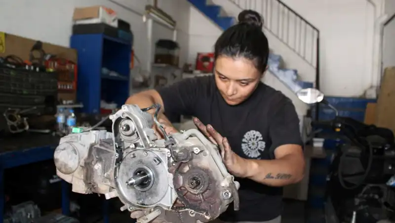 Eşi Çırak Bulamıyordu: 33 Yaşındaki Hayriye Kadın Motor Ustası Olma Yolunda