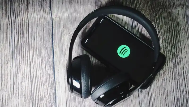 Spotify, Ölü Sanatçıların Müzikleriyle Geleceği Şekillendiriyor: Yapay Zeka Tehlikesi