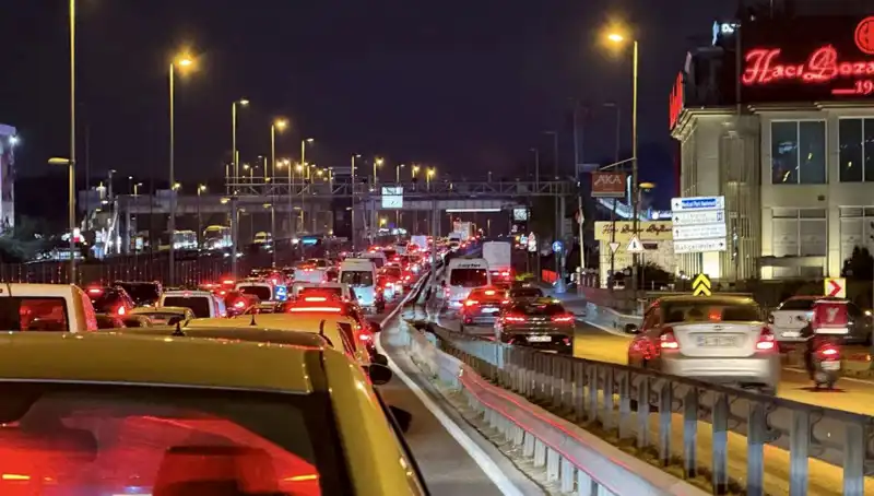 Yenibosna Metrobüs Yaya Üst Geçidi: Yeni Çalışmalar Başladı