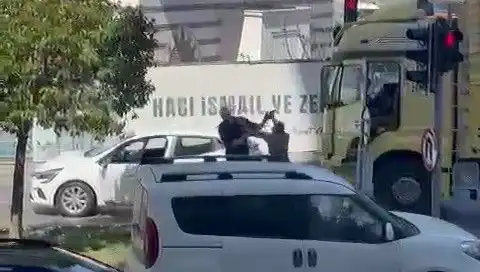 İstanbul Trafiğinde Çekiçli Dehşet: Ne Oluyor?