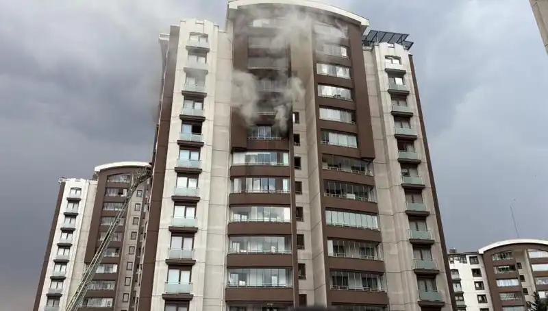 Ankara'da 14 Katlı Binada Yangın: Panik Dolu Anlar ve Can Kurtarma Mücadelesi