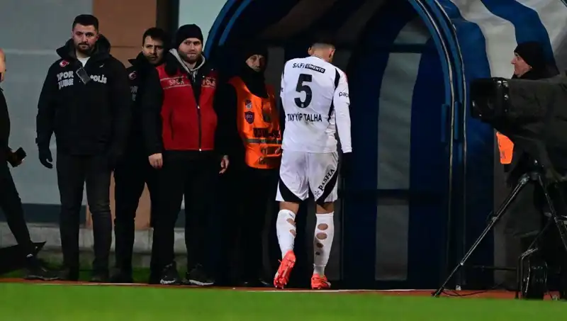 Beşiktaşlı Tayyip Talha, Üst Üste Kırmızı Kartlar Sonrası Özür Diledi