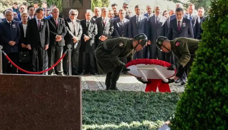 Turgut Özal: Yol Açan Liderin Mezarı Başında Anma Töreni