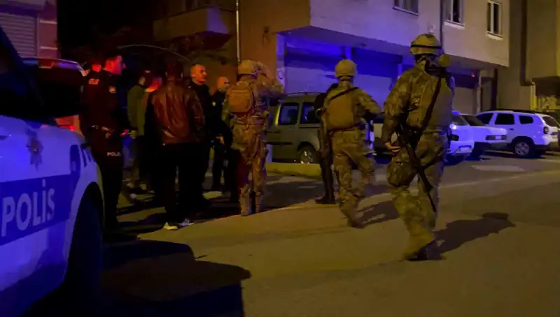 Tüfekle Balkondan Ateş Açtı, Polisten Kaçarken Kendini Eve Kilitledi