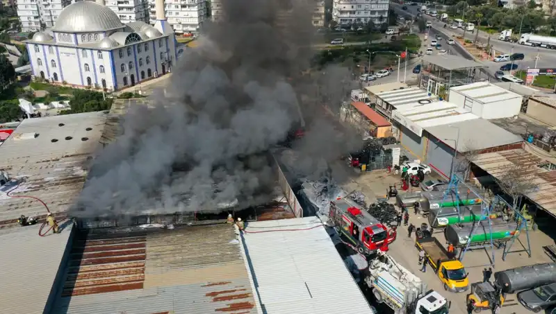 İzmir’deki Oto Lastikçide Korkutan Yangın: Ekiplerin Mücadelesi Dikkat Çekti