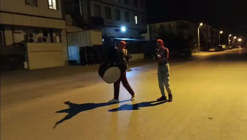 Erzincan'ın Sokakları Sahurda Canlandı: "Örümcek Adamlar" Ritimlerle Coştu
